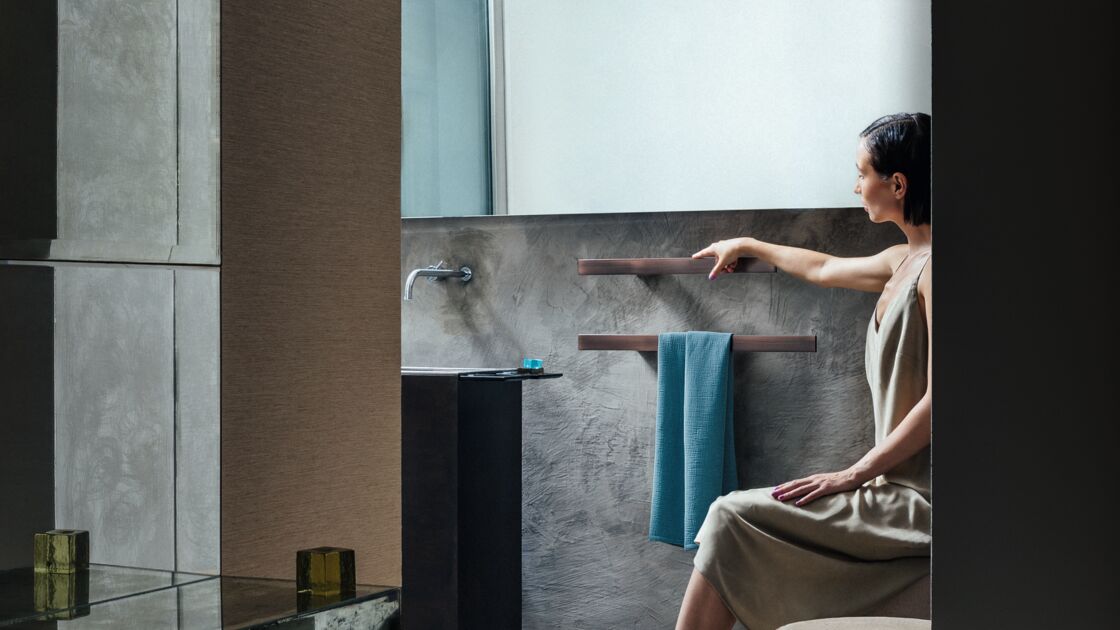 Der elegante Handtuchwärmer "I Ching" wirkt wie eine moderne Installation.