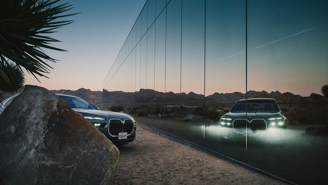 BMW i7 vor dem The Invisible House in der Joshua-Tree-Wüste in Südkalifornien