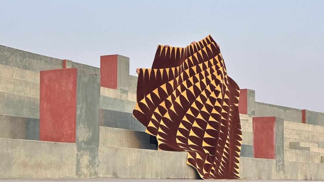 „Ripple“ (cc-tapis) von Patricia Urquiola ist ein handgeknüpfter Teppich aus 100 Prozent Himalaya-Wolle. Die sich auffächernde Form lässt sich in der Größe an KundInnenwünsche anpassen und es stehen verschiedene Farbkompositionen zur Wahl