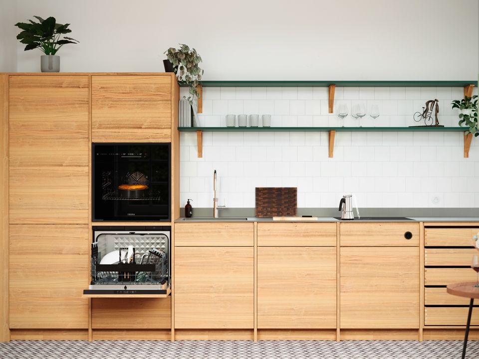 Detailansicht einer hellen Holzk&uuml;che mit schwarzem Backofen und ge&ouml;ffnetem Geschirrsp&uuml;ler.