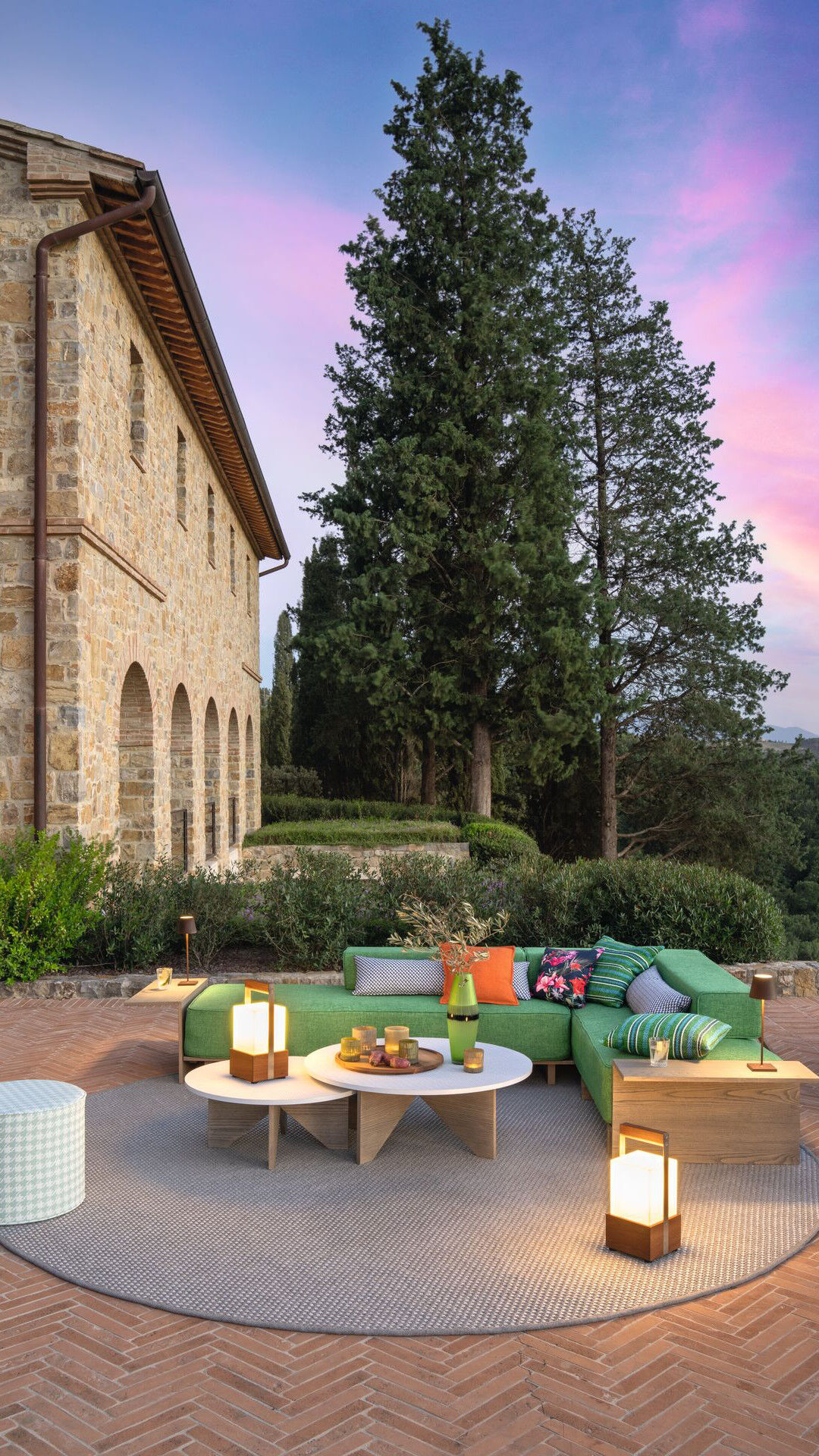 Farbiges Sofa aus "Tuscany Indoor-Outdoor"-Kollektion von JAB ANSTOETZ