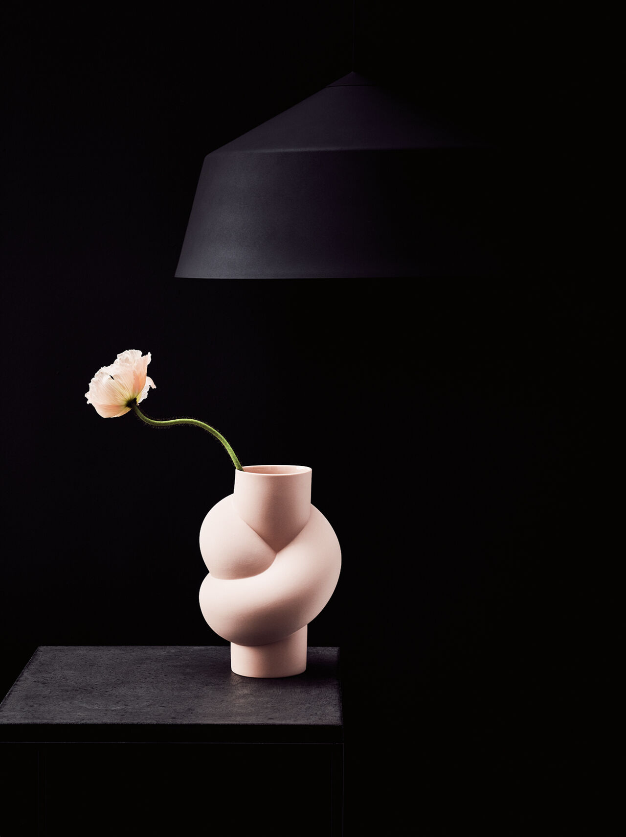 Vase Node von Rosenthal auf Podest vor schwarzem Hintergrund