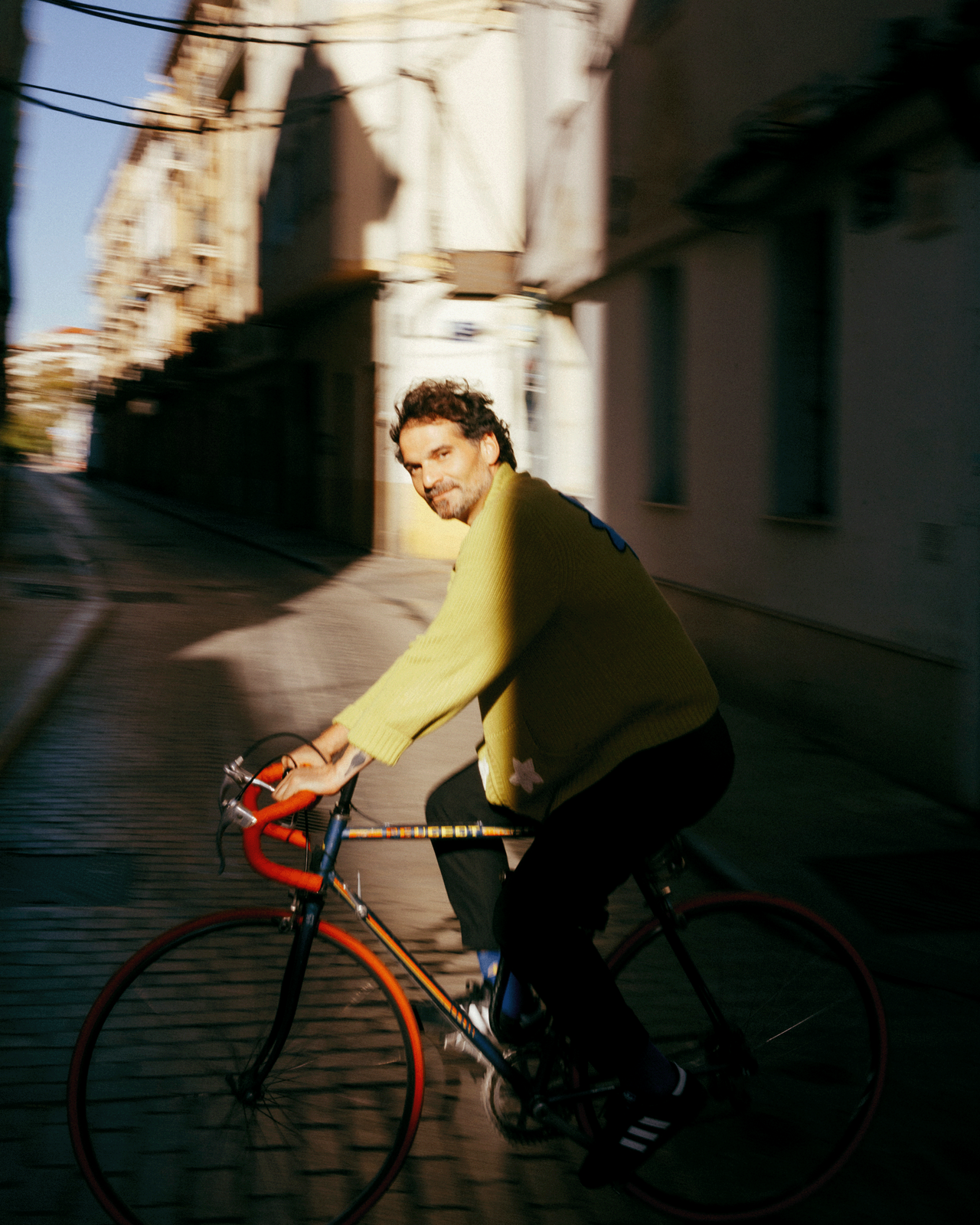 Unscharfes Bild von Jaime Hayon auf Fahrrad