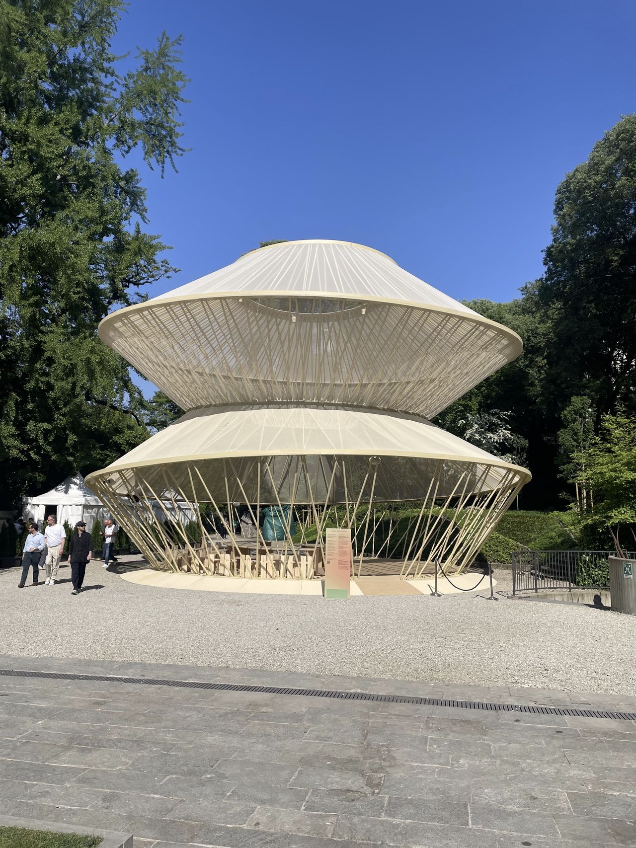 Modulare Stahlkonstruktion im historischen Kontext des Palazzo Citterio.