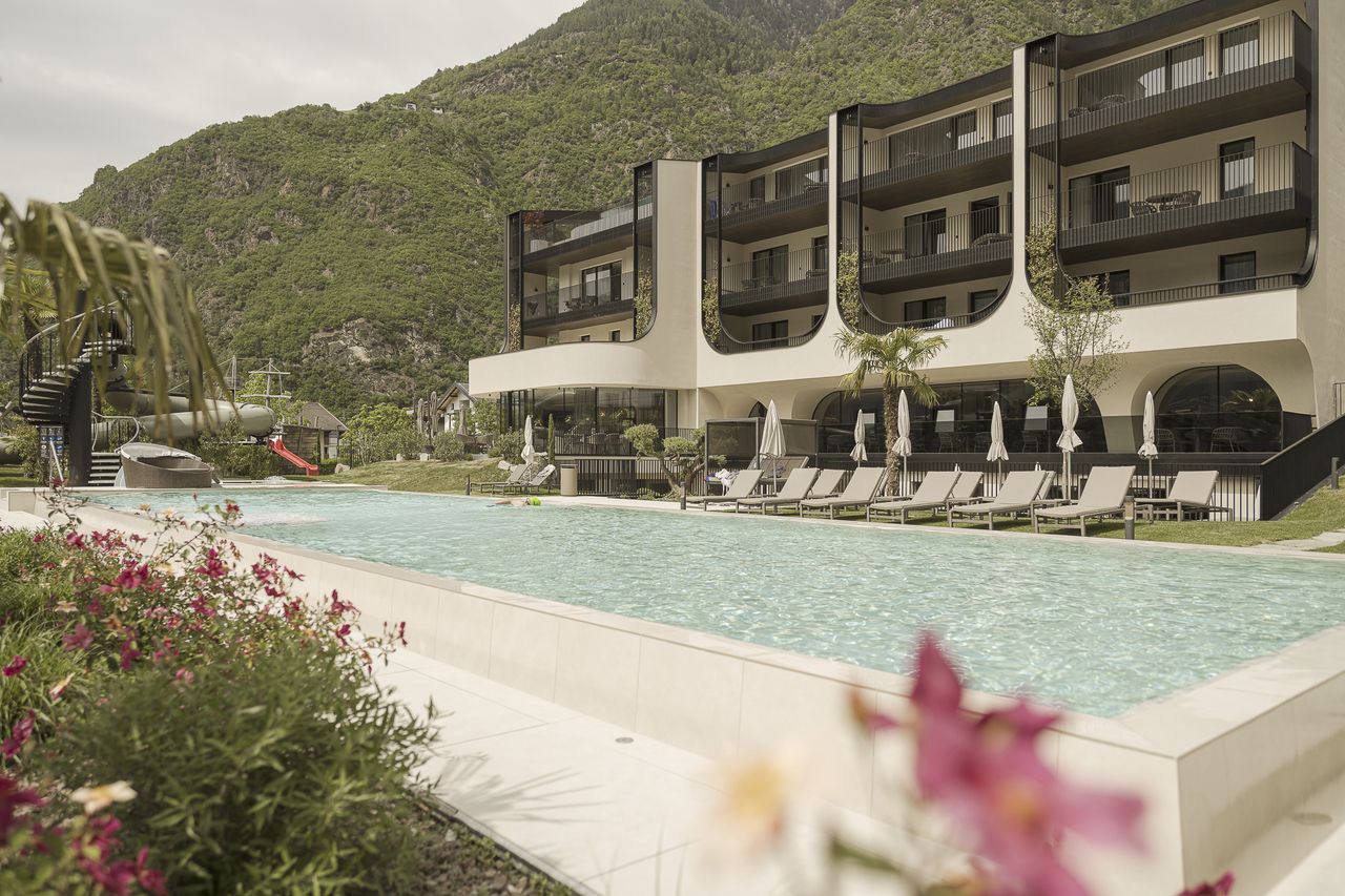 Au&szlig;enansicht Amaris Suites mit Pool &copy;Armin Terzer Photography Amaris Suites