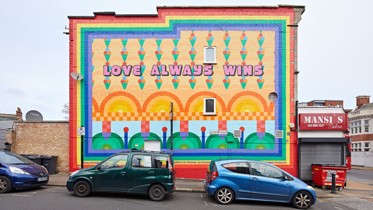 Yinka Ilori: Wandbild an der Gordon Road