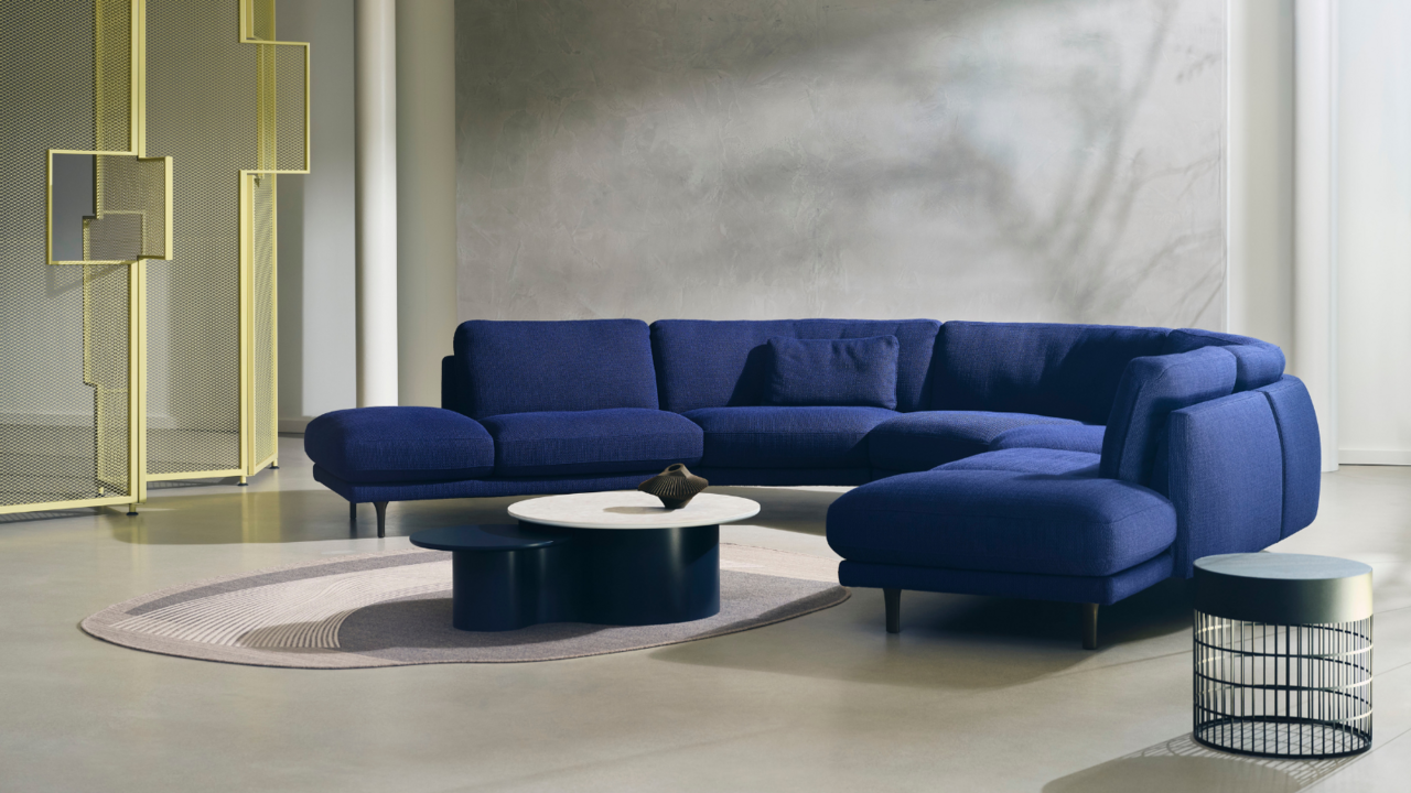 Blaues Sofa Tweak von Pode in Raum 