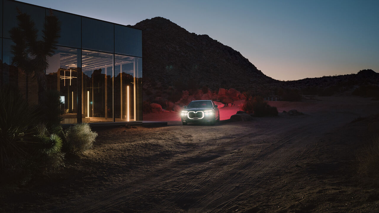 BMW i7 vor dem The Invisible House in der Nachtansicht