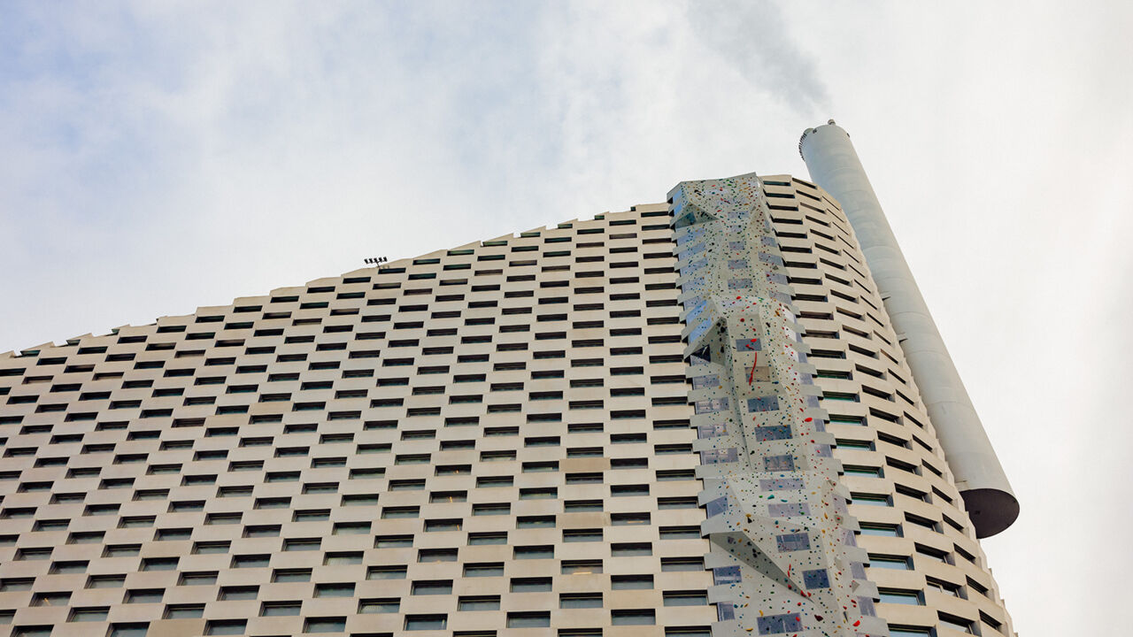 Müllverbrennungsanlage "Amager Bakke" mit Skipiste CopenHill und Kletterwand