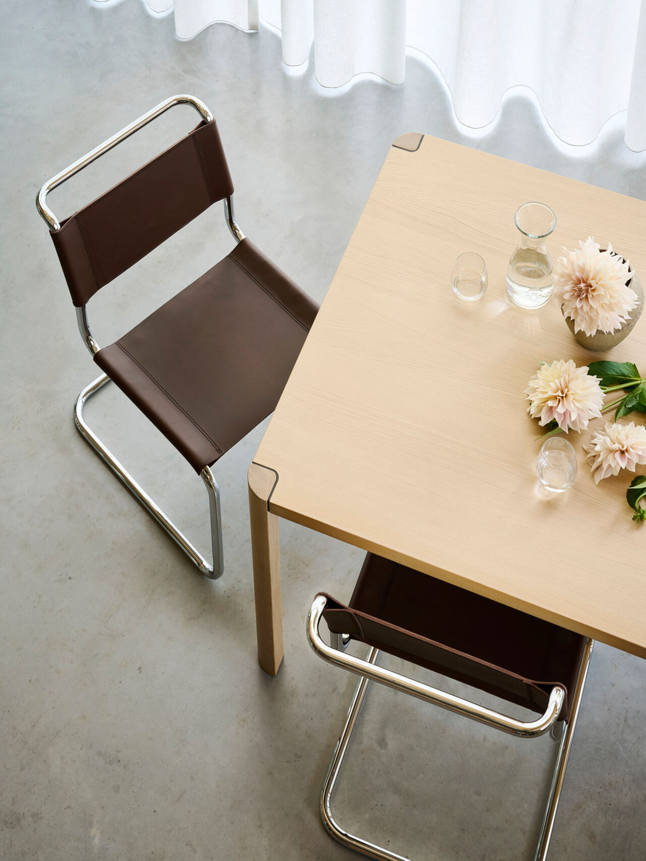 Thonet_S_33_Kernleder_schokobraun_1140_Eiche_FF_477bw