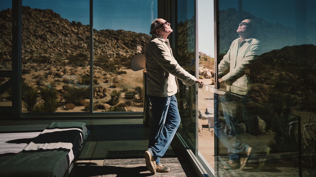 Chris Hanley im The Invisible House mit Blick in die Joshua-Tree-Wüste 
