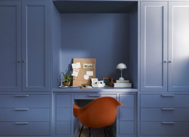 Arbeitsplatz mit Trend Wandfarbe Blue Nova von Benjamin Moore