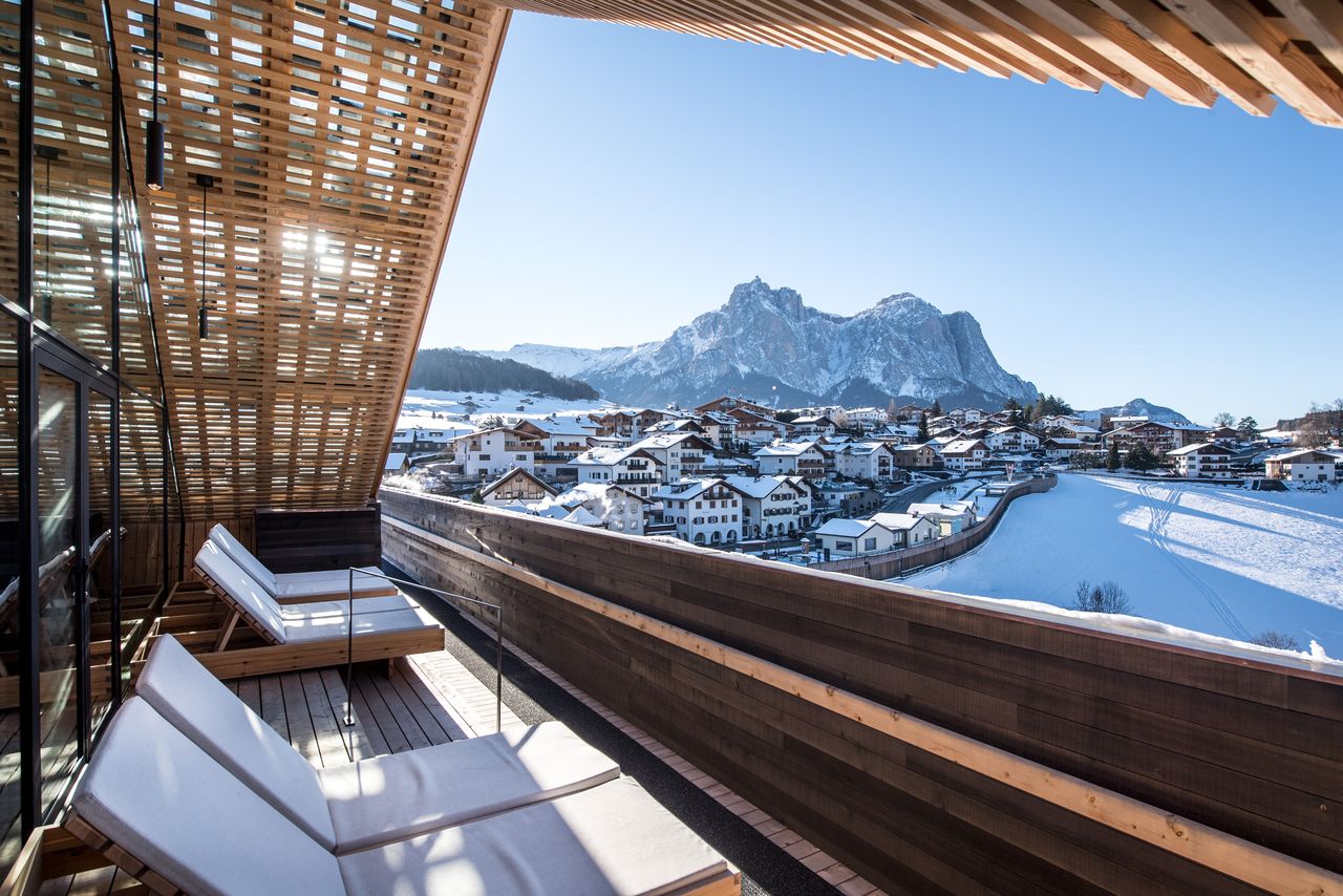 Hotel Lamm_Wellness mit Ausblick auf den Schlern (c) Helmuth Rier (1)