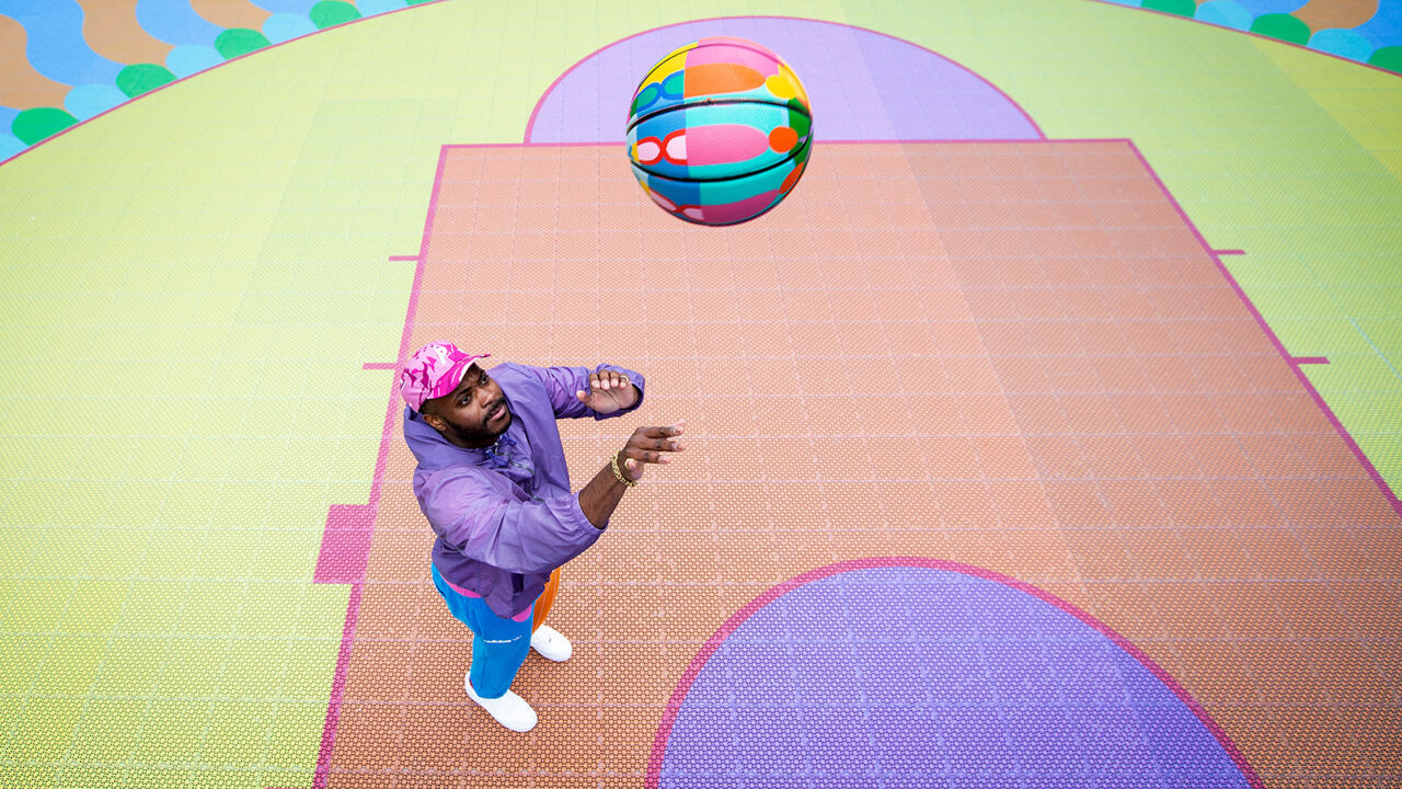 Yinka Ilori auf dem Basketballplatz „Creative Courts“