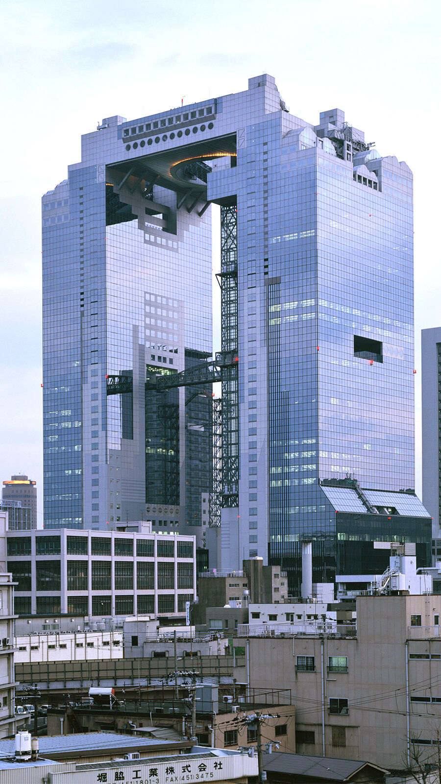 Umeda Sky Building in Osaka, Japan von Hiroshi Hara