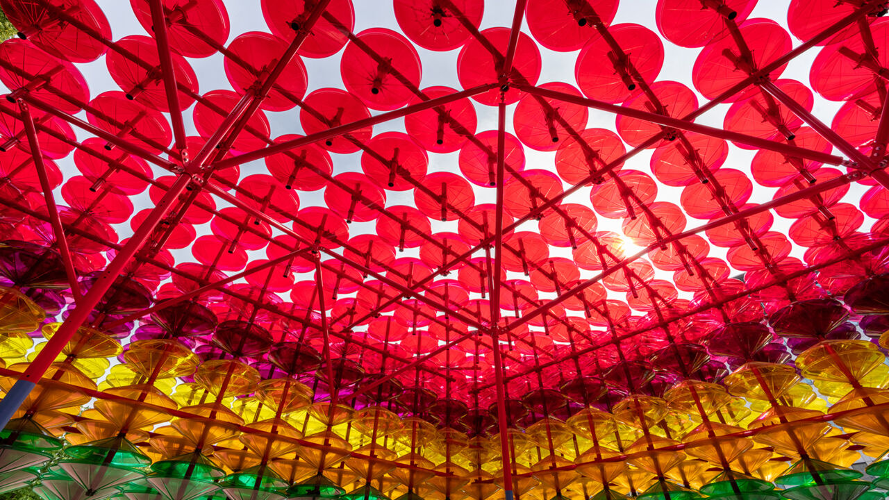 Yinka Ilori: Pavillon „Filtered Rays“ vor dem Hotel Estrel in Berlin