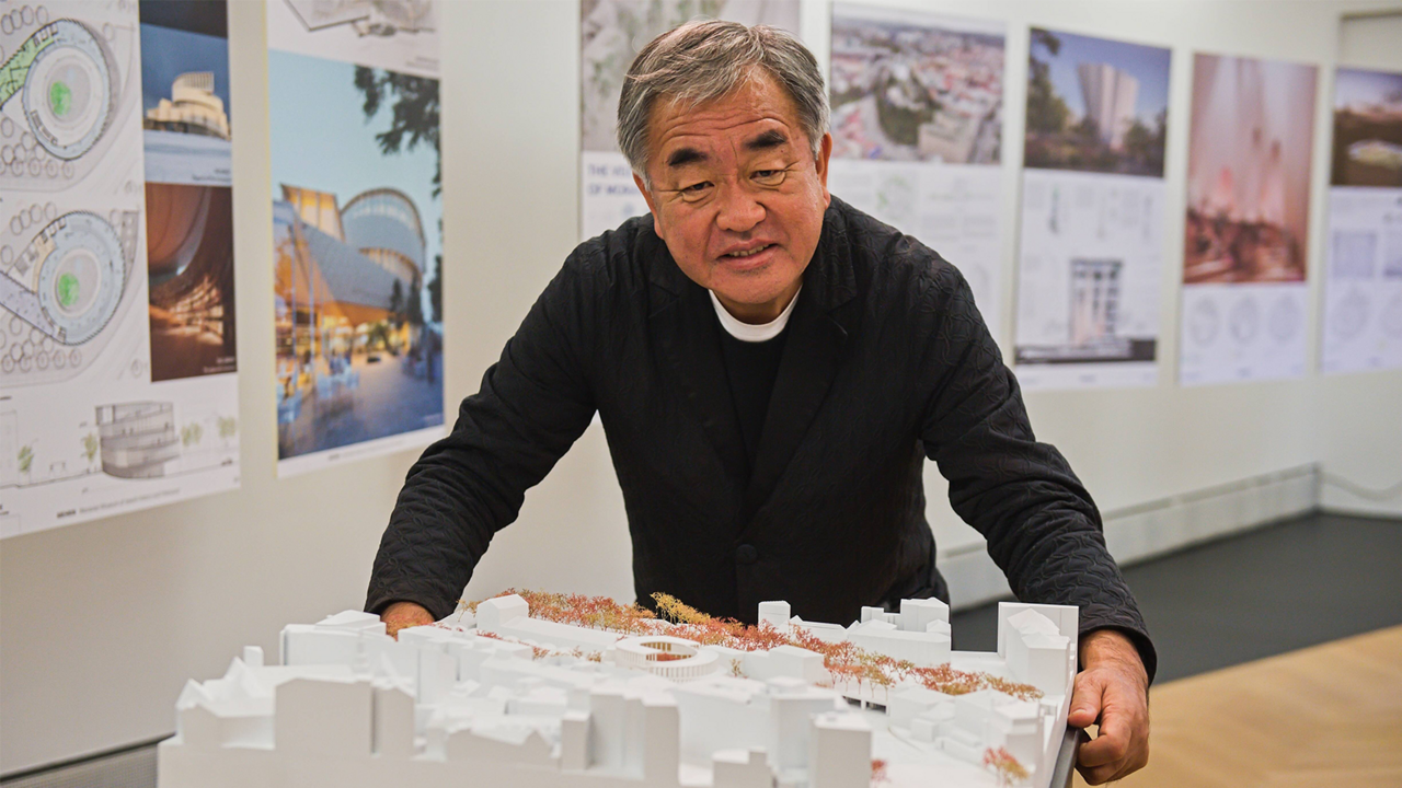 Porträt vom Kengo Kuma vor Modell des Jüdischen Museums Mehrin in Brno