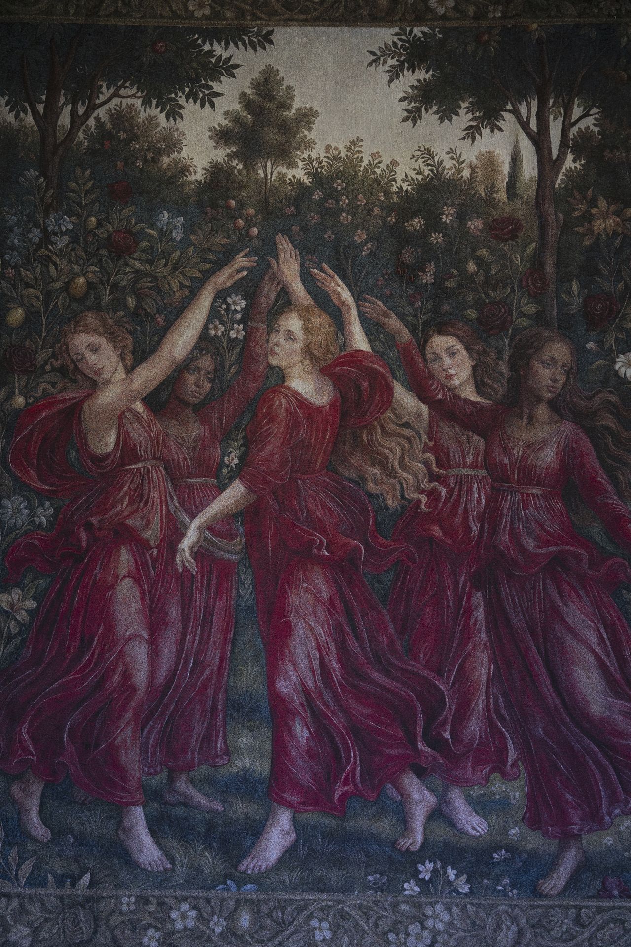 Zw&ouml;lf monumentale Arazzi-Wandteppiche im Zentrum der Gucci Memoria Ausstellung.