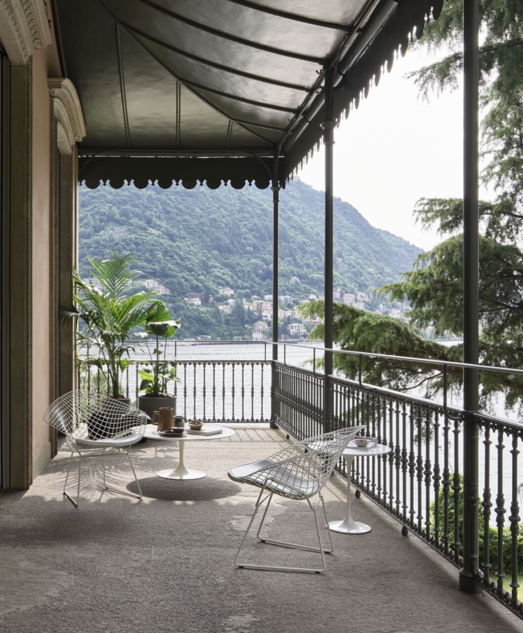 Bertoia Diamond Chair von Knoll International auf Balkon