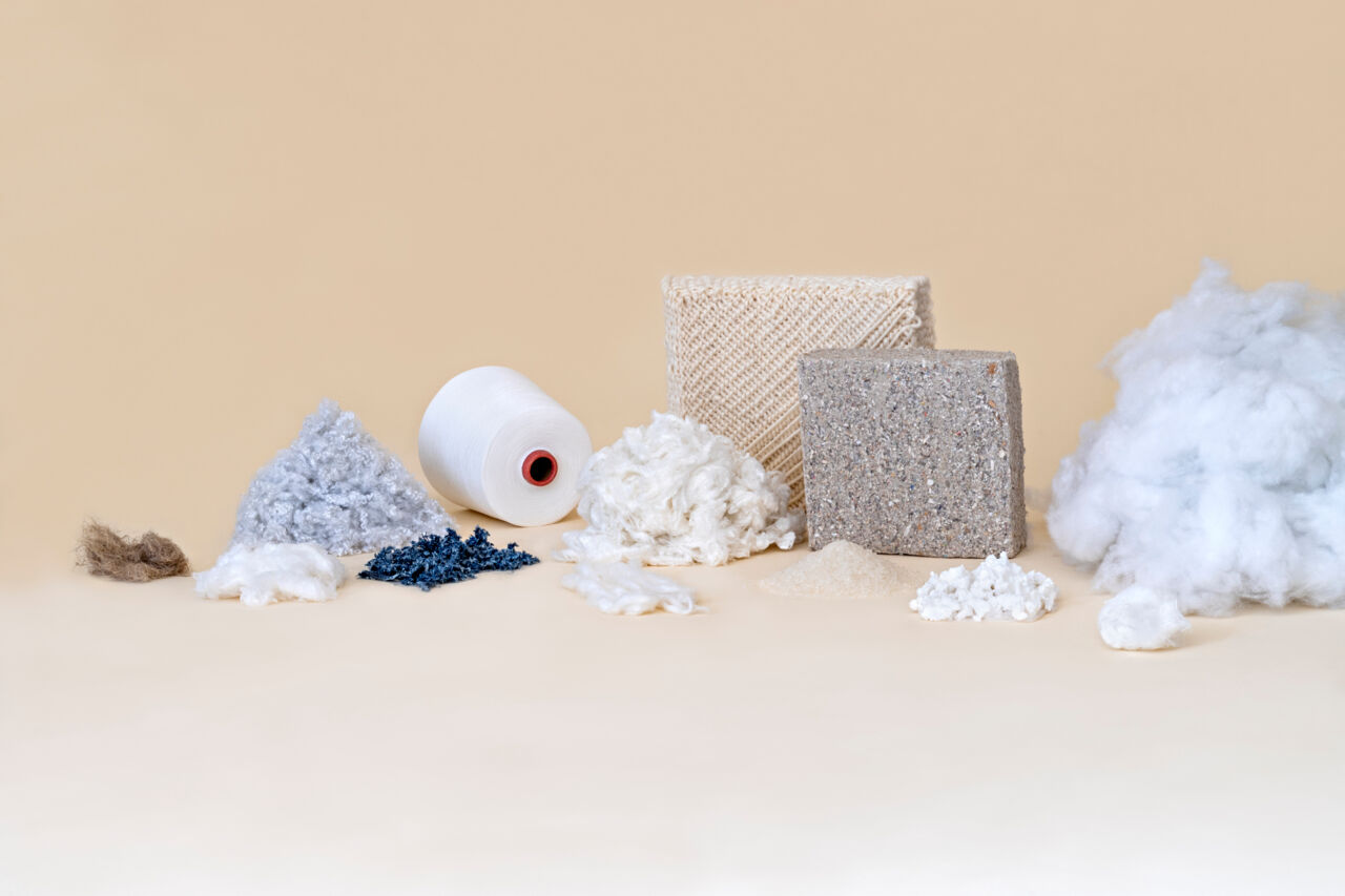 Produktfoto von mehreren zukunftsfähigen Textilien und Materialien im Rahmen der Messe Heimtextil 2024