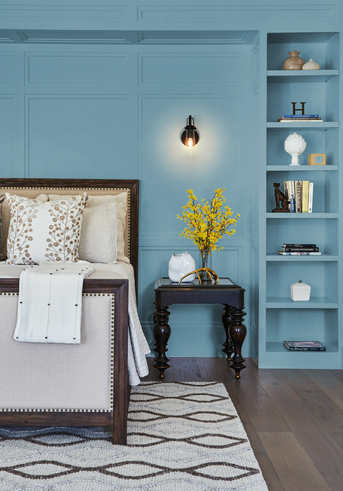 Schlafzimmer mit Trend Wandfarbe Skipping Stones von Dunn-Edwards