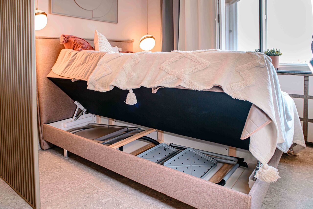 Multifunktionales Bett mit Stauraum in Ferienwohnung