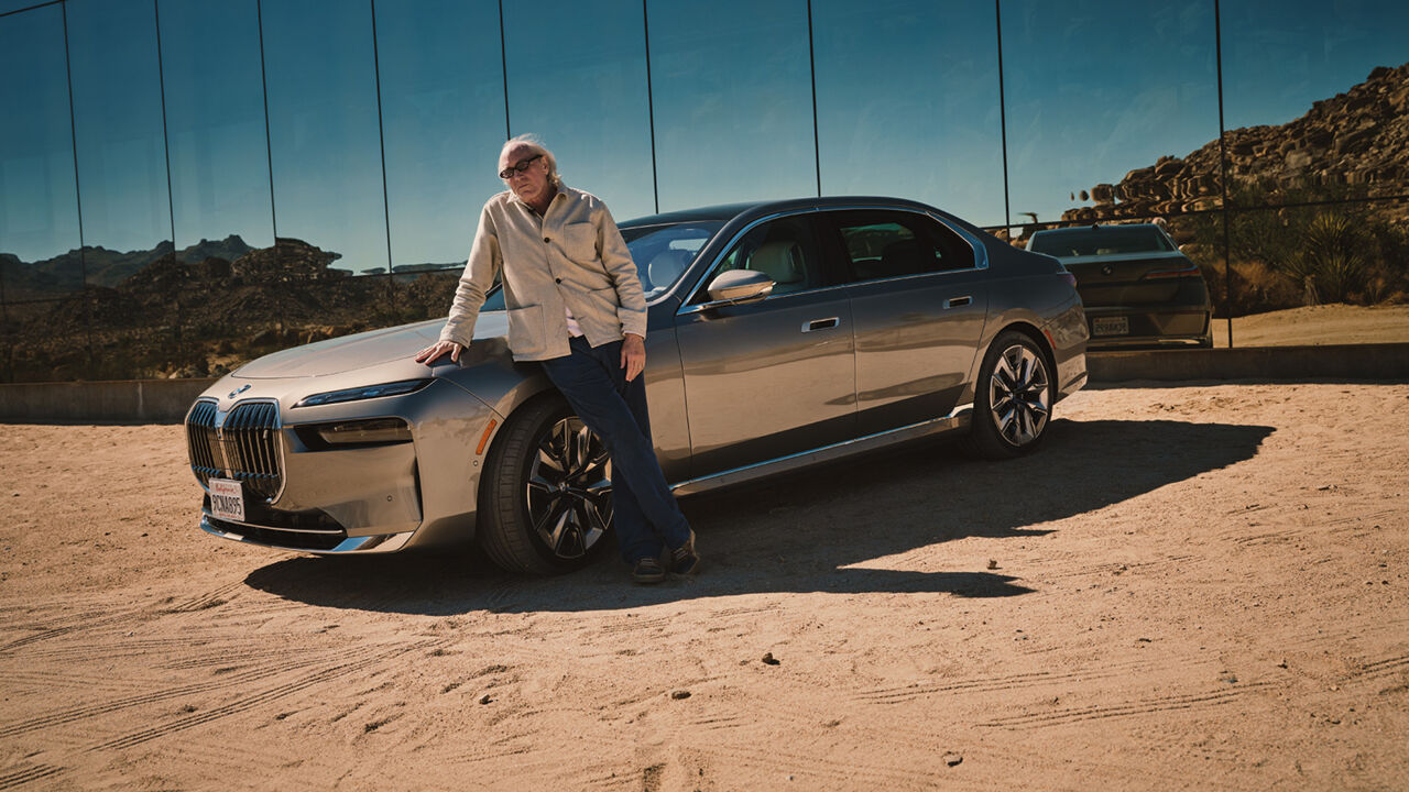 Chris Hanley mit dem BMW i7 in der südkalifornischen Wüste 