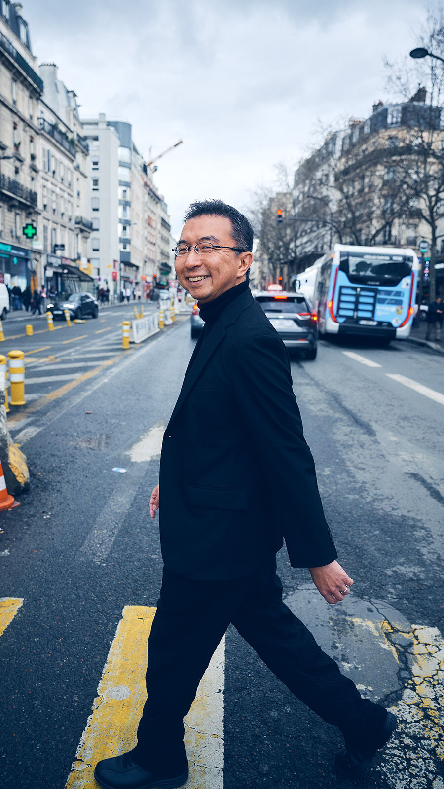 Sou Fujimoto läuft über Zebrastreifen in Paris