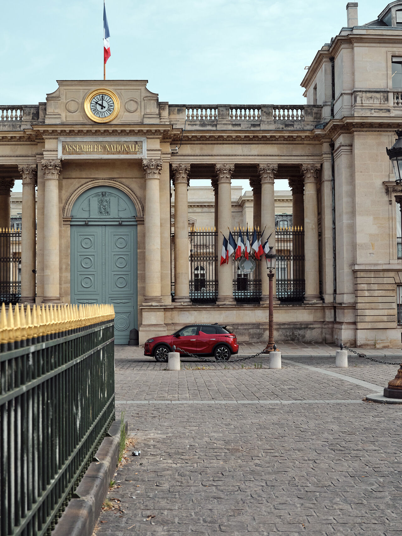 Palais Bourbon in Paris, davor Auto DS 3 E-Tense von DS Autombiles