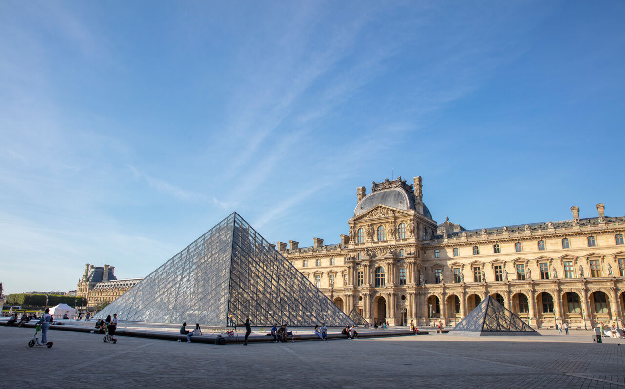 Außenansicht Louvre in Paris 