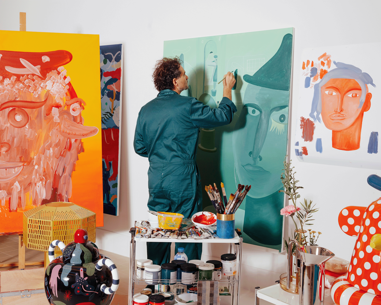 Jaime Hayon zeichnet auf großer Leinwand in seinem Atelier