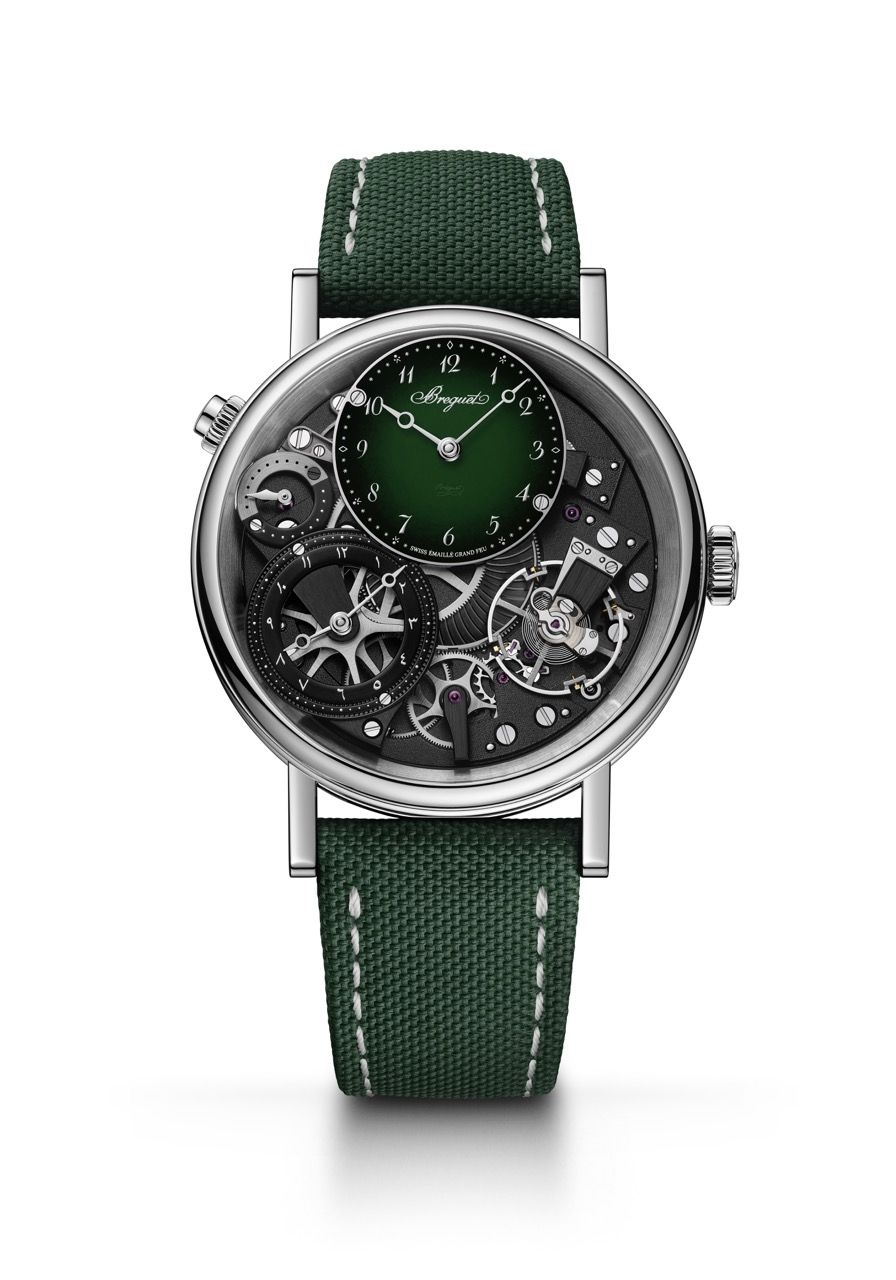 Nahaufnahme der Platin-Luxusuhr Breguet Tradition GMT 7067PT mit offenliegendem Uhrwerk und einem versetzten, tannengr&uuml;nen Zifferblatt mit Farbverlauf auf einem schwarzen Textilband.