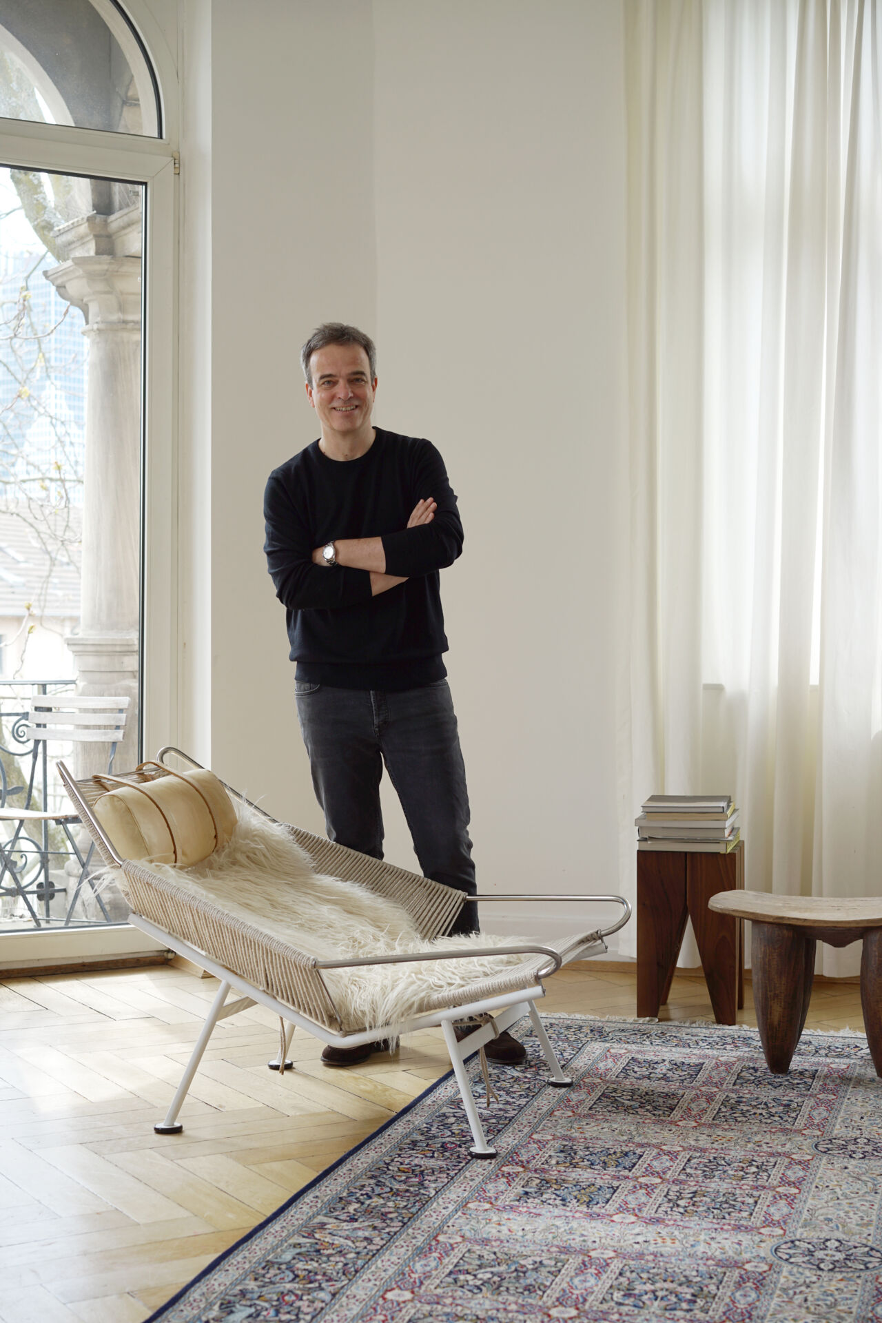 Porträt von Philipp Mainzer und dem Flag Halyard Chair von Hans J. Wegner