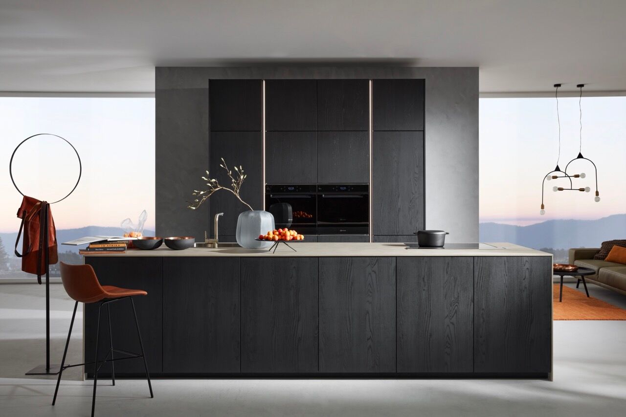 Schwarze Küche mit Manhattan Nero Eiche Fronten von Nolte Küchen