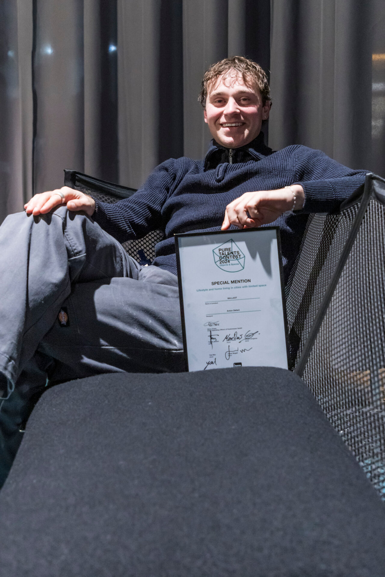 Anton Defant auf seinem Sofa "Balast" mit Urkunde des Pure Talent Contests