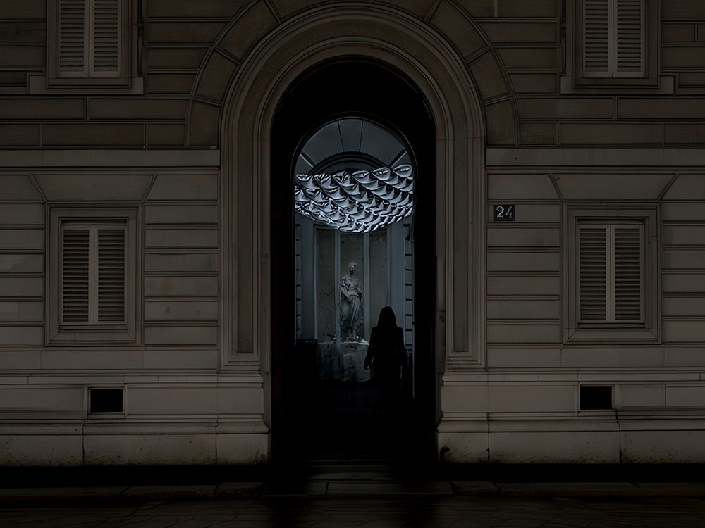 Blick in die abgedunkelte Installation Marea/Tide im Brera Design District.