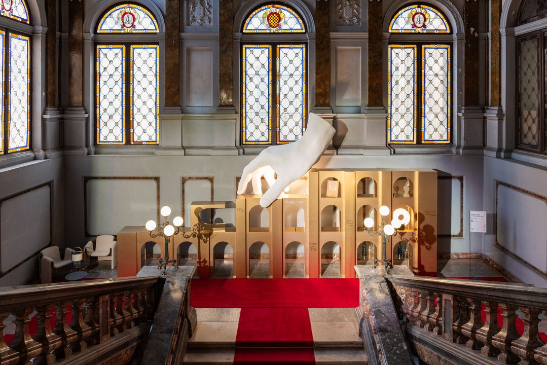 Chiodelli Arte, Transforming Hand by Alexander Brizhevaty_INSTALLATION VIEW_PH NATHALIE KRAG_1