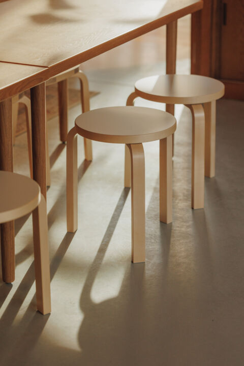 Ein Alvar Aalto-Klassiker: stool 60. 