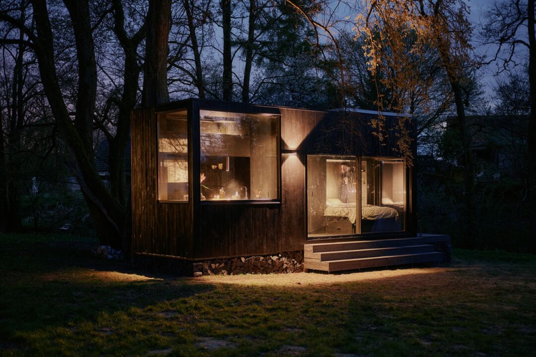 Cabin at Night_Raus x Wehrmuehle_Cabin Model 2 designed by Sigurd Larsen_Credit_ Noel Richter Groß