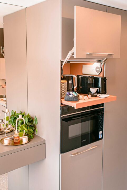 Küchenschrank mit Espressomaschine und Wasserkocher