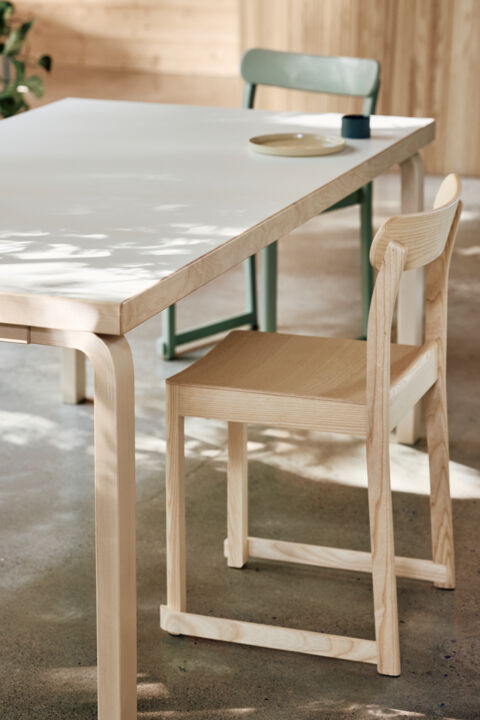 Atelier Chair und und rechteckiger Tisch 82 von Alvar Aalto/Artek. 