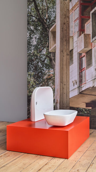 Waschbecken auf Podest im LAUFEN space Berlin