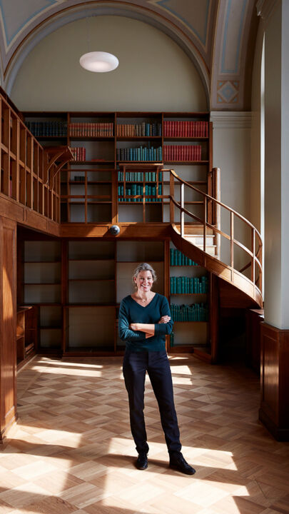 Designerin Emma Olbers in der Bibliothek des Nationalmuseums