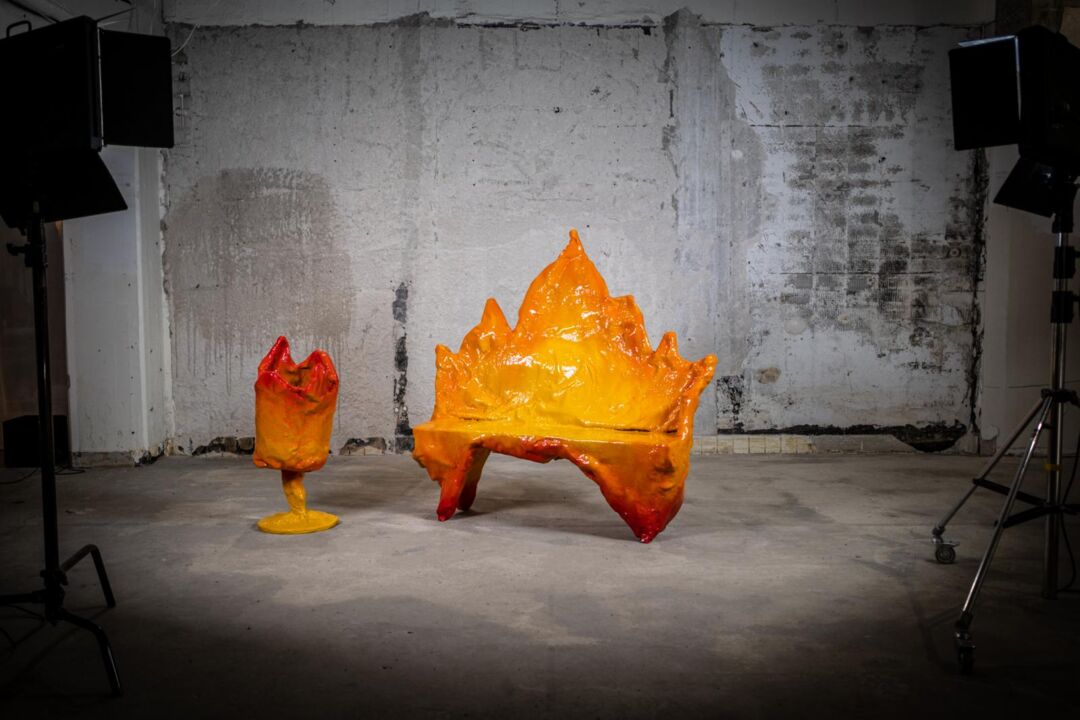 Sessel und Eimer in Flammen-Stil von Lotta Lampa in Schweinwerferlicht