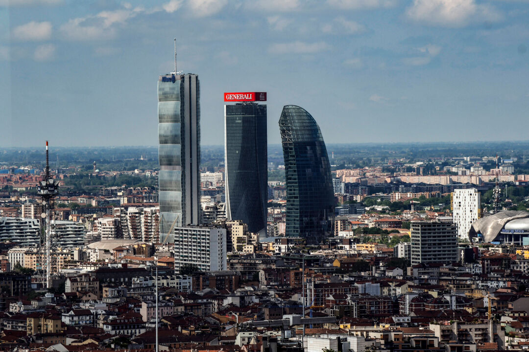 Luftaufnahme der drei Türme Torre Allianz, Torre Generali und Torre Libeskind in Mailand