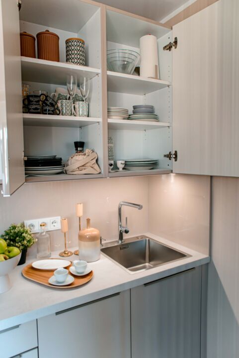 geöffnete Küchenschränke in Ferienwohnung