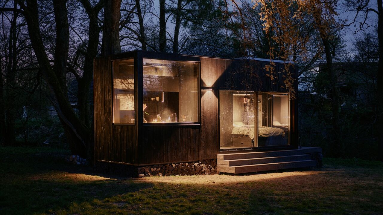 Cabin at Night_Raus x Wehrmuehle_Cabin Model 2 designed by Sigurd Larsen_Credit_ Noel Richter Groß