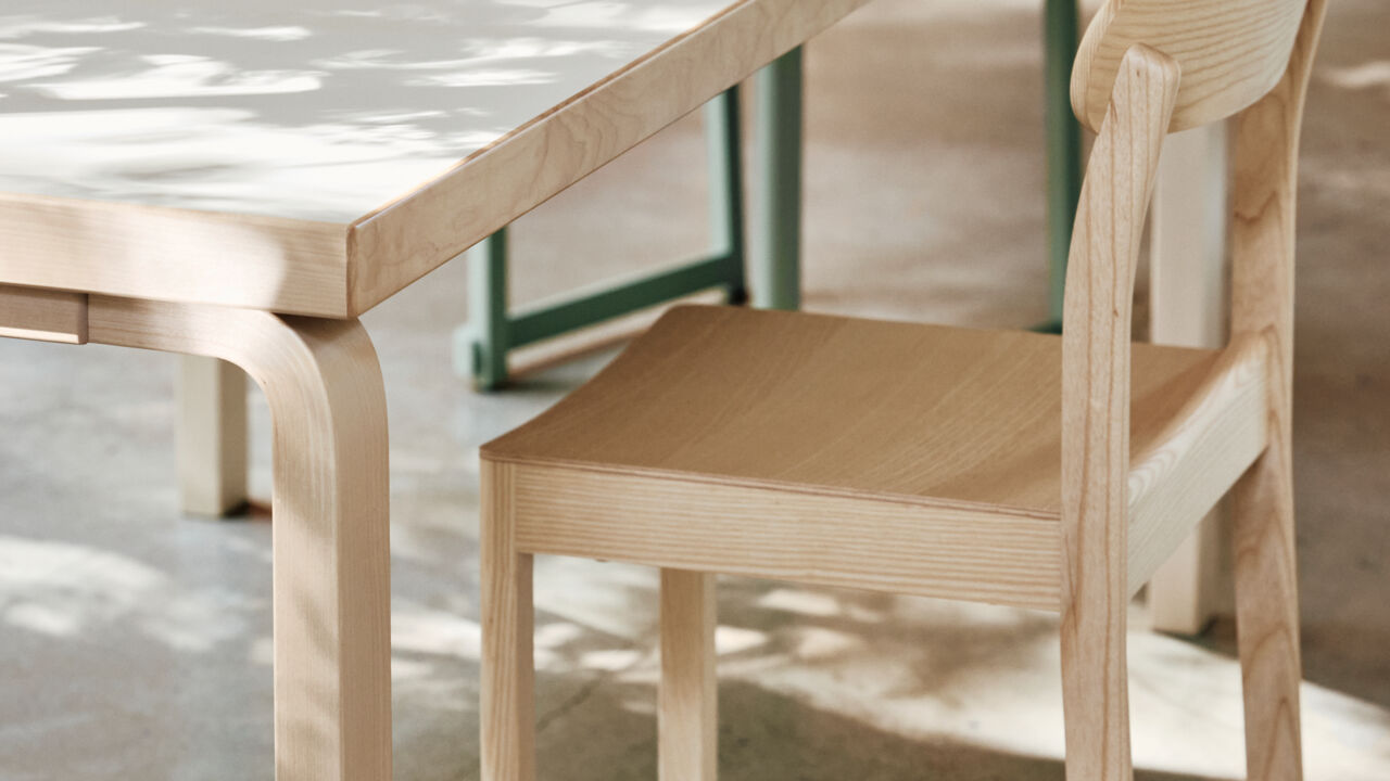 Atelier Chair und und rechteckiger Tisch 82 von Alvar Aalto/Artek.