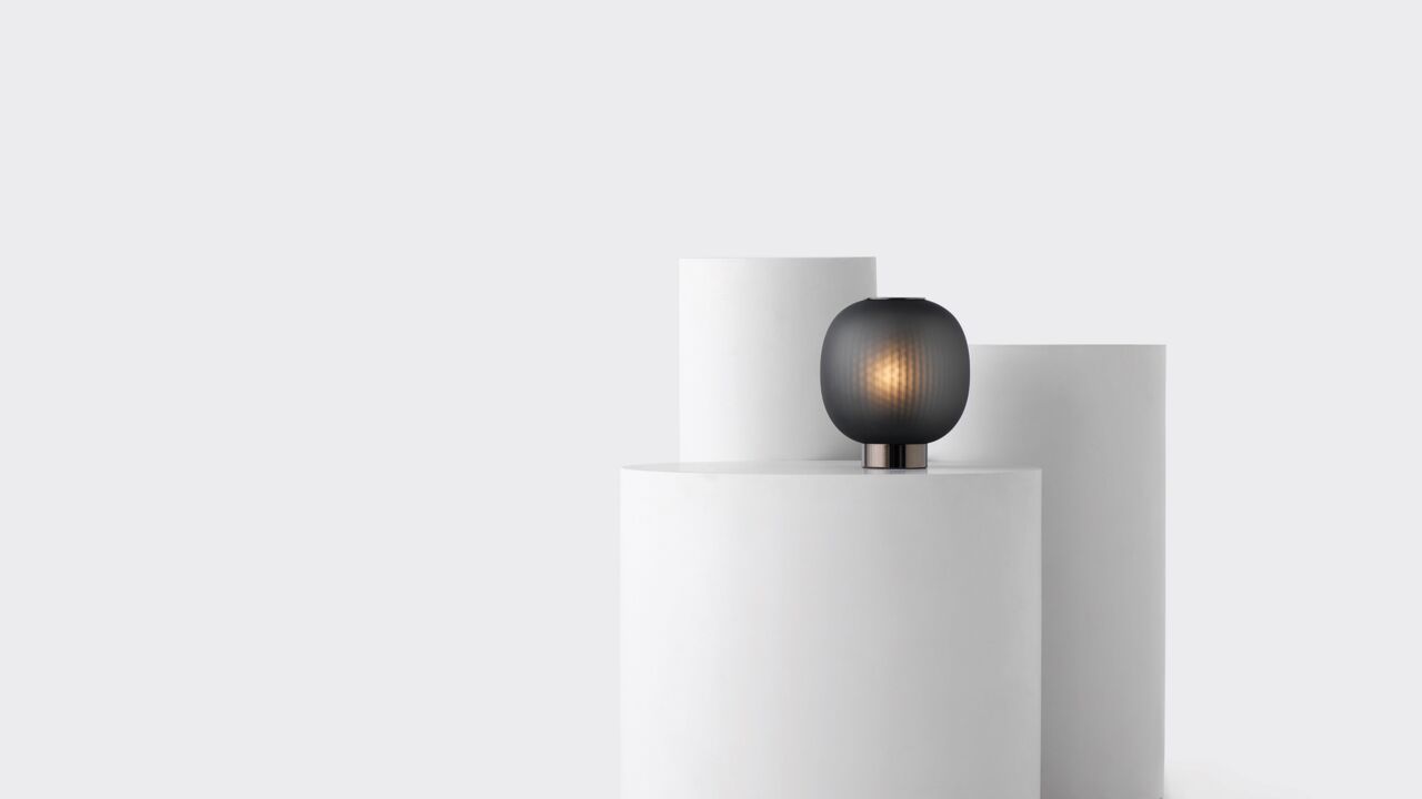 resident_bloom_table_light_blk_002