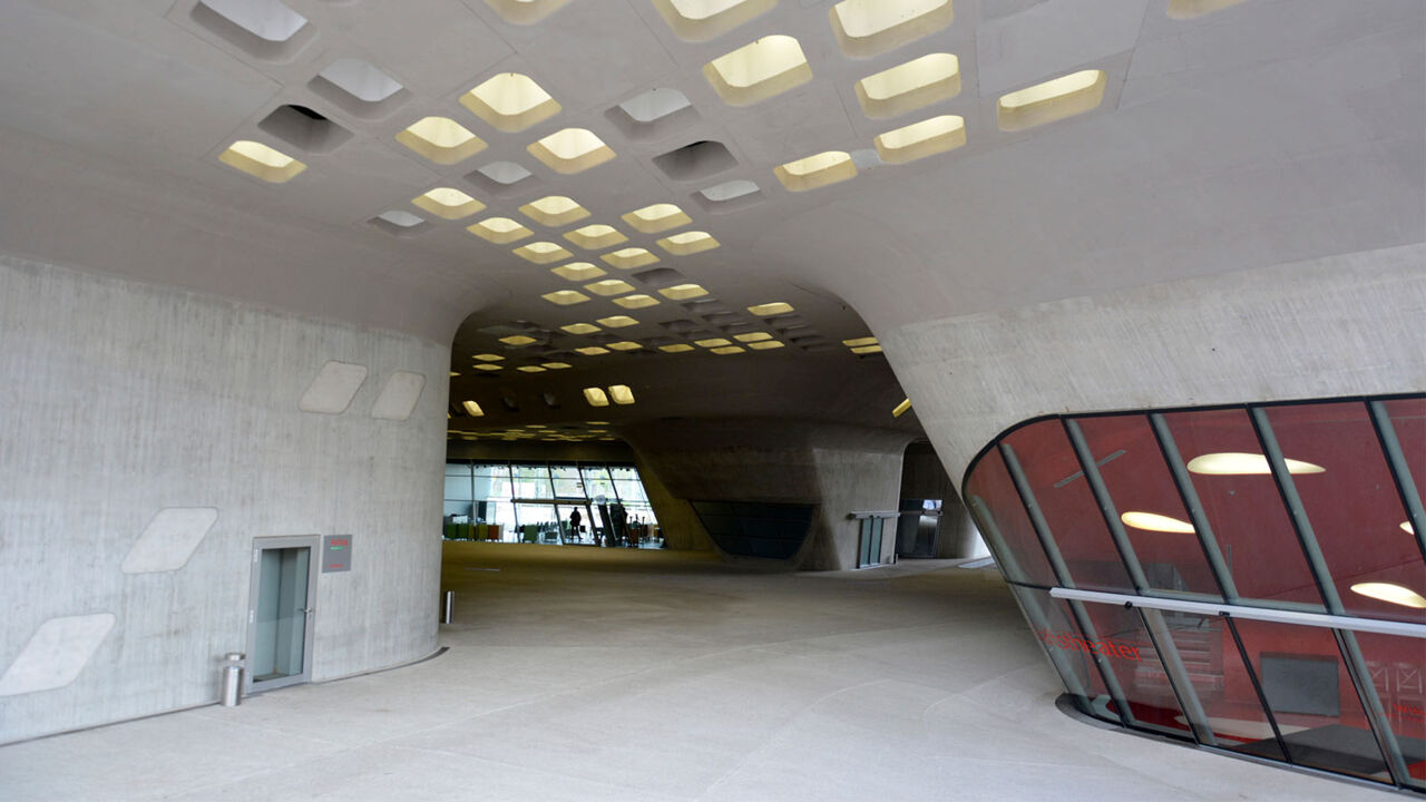 Wissenschaftsmuseum phaeno in Wolfsburg von Zaha Hadid